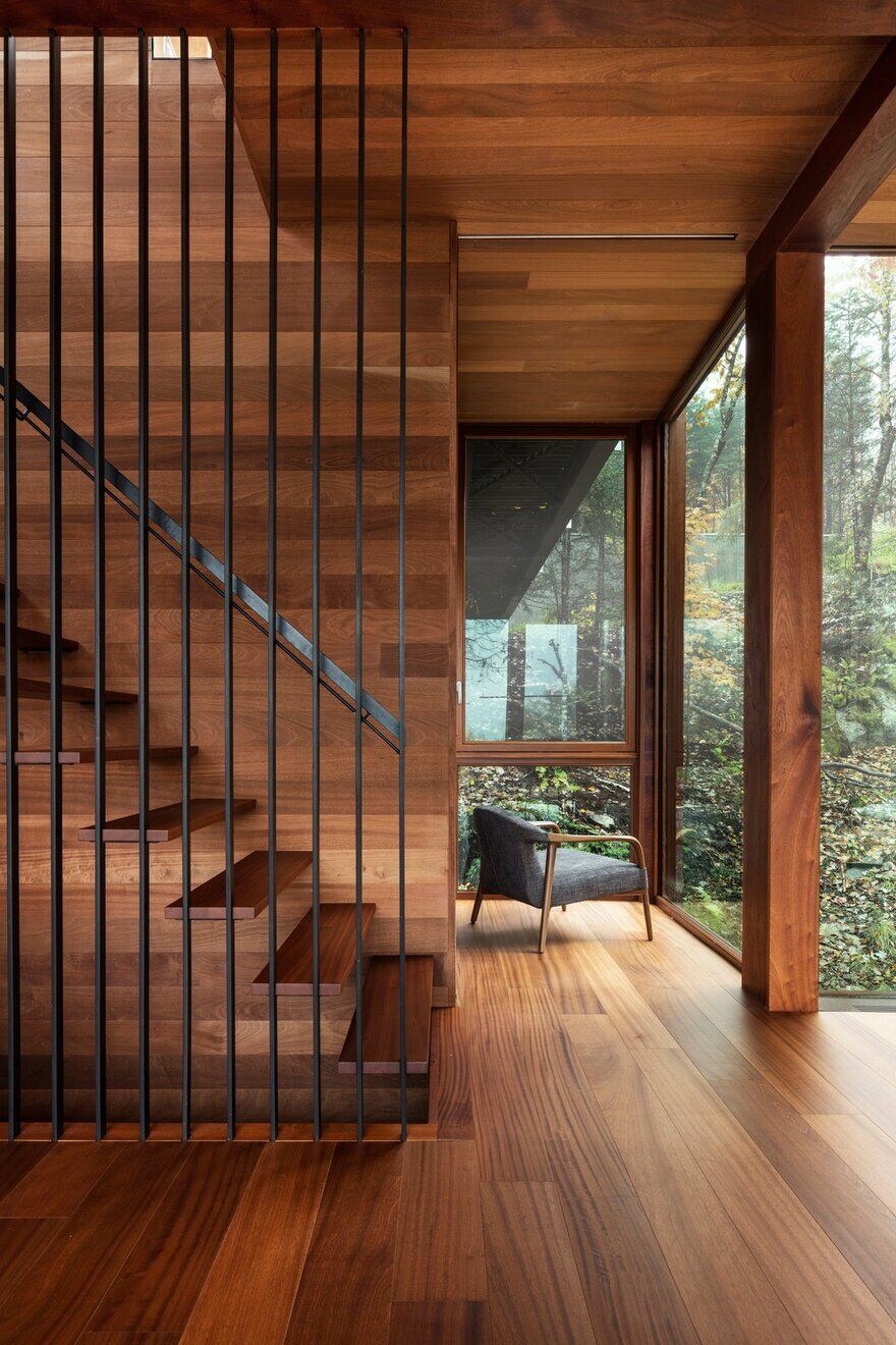 mahogany interior / YH2 Architecture