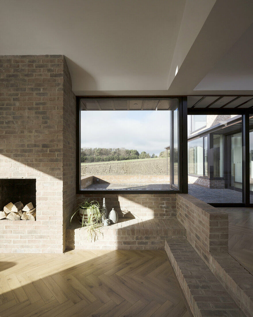 L-shaped brick house / Scullion Architects