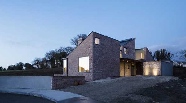 L-shaped brick house / Scullion Architects