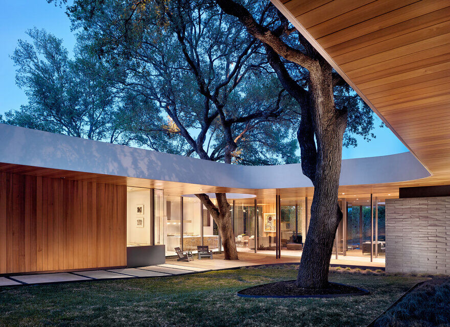 A Home Built Around a Tree / Alterstudio Architecture