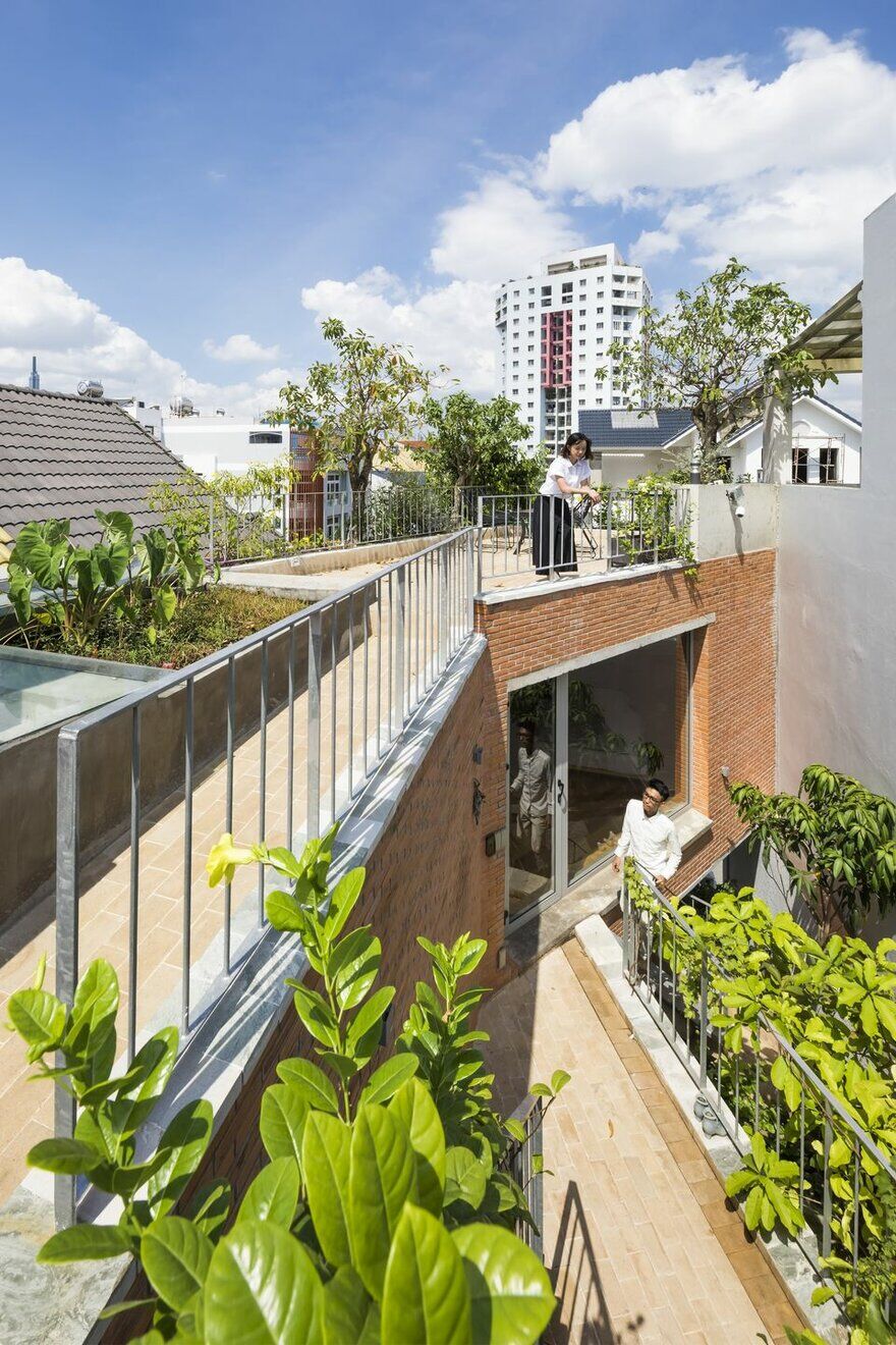 VTN Architects' New Family House Featuring Large Green Gardens