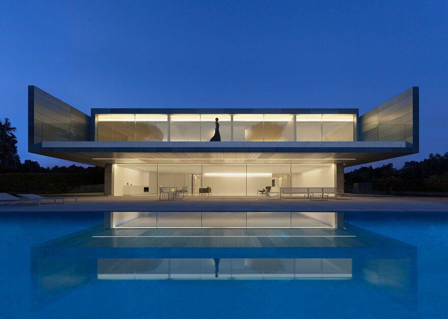Minimalist Spanish House by Fran Silvestre Arquitectos