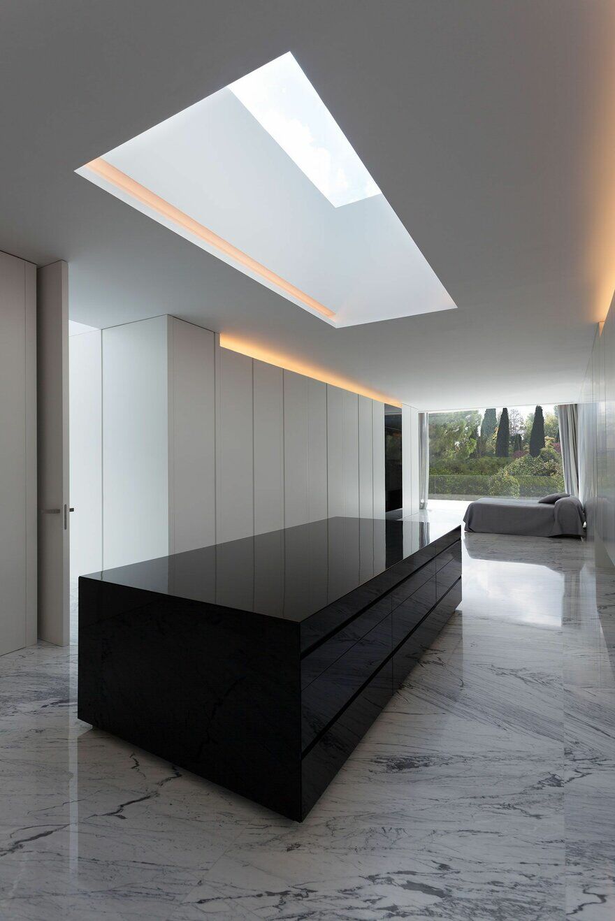 Aluminum Residence / Fran Silvestre Arquitectos