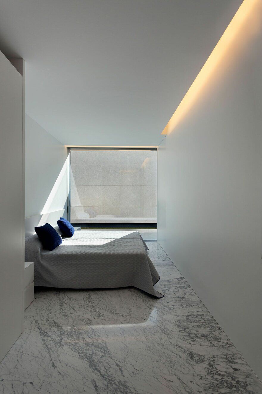 Aluminum Residence / Fran Silvestre Arquitectos