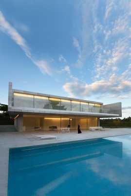 Minimalist Spanish House by Fran Silvestre Arquitectos