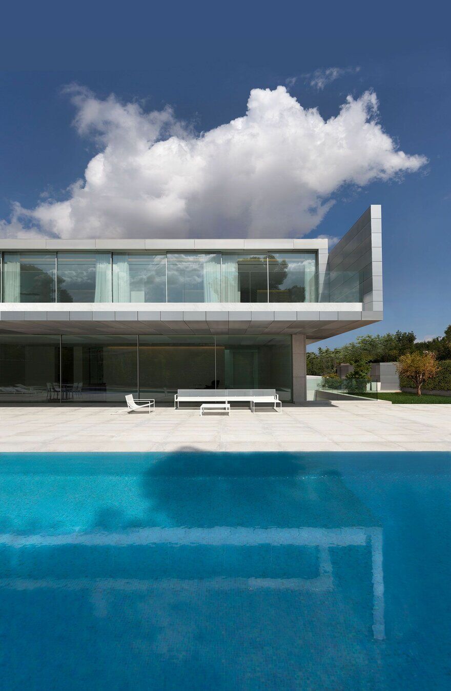 Minimalist Spanish House by Fran Silvestre Arquitectos