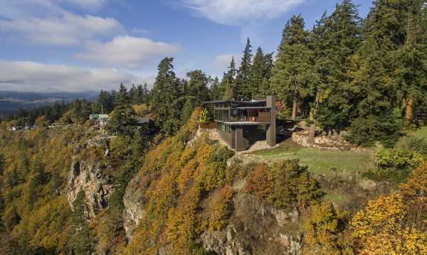 Modern Family Retreat in Washington Boasts Magnificent Views