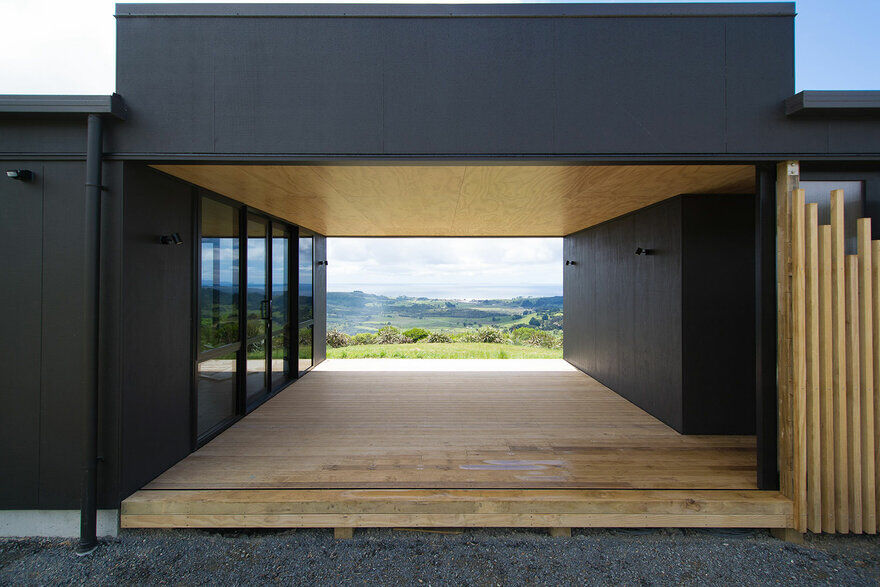 A Simple Structure in a Dominant Landscape: Paki Holiday House