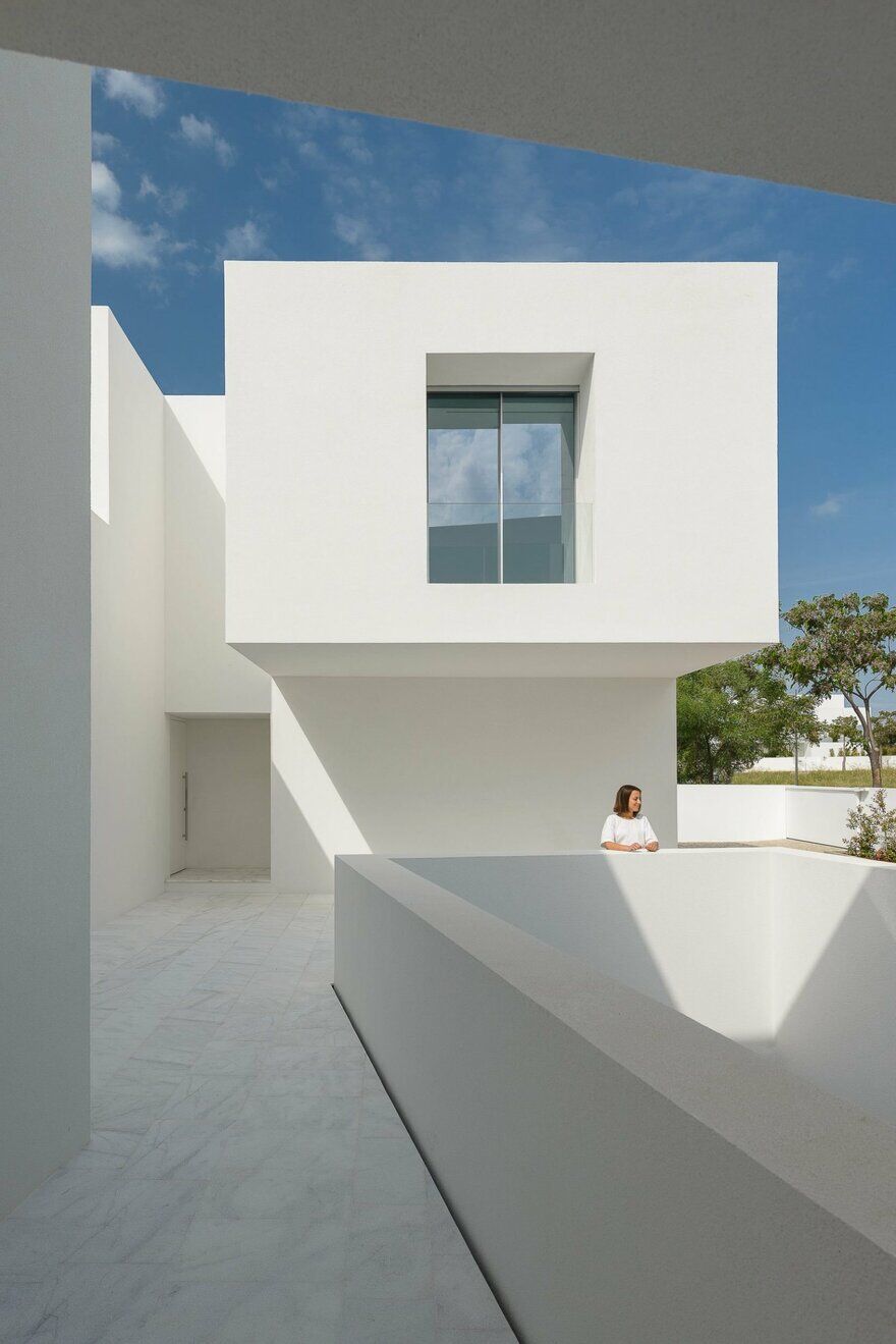 Single House Between Two White Walls / Corpo Atelier