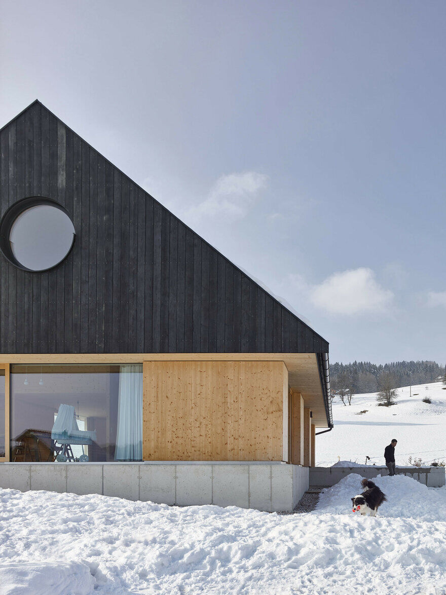 Timber House with Gable / mia2/Architektur