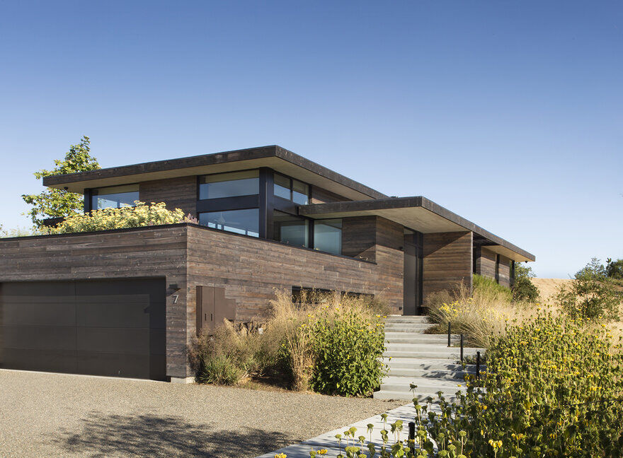 The Meadow Home: Cedar-Clad Residence on a Hilly California Meadow