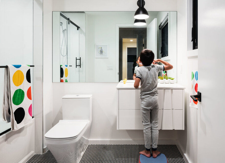 kids bathroom / Z+ Architects