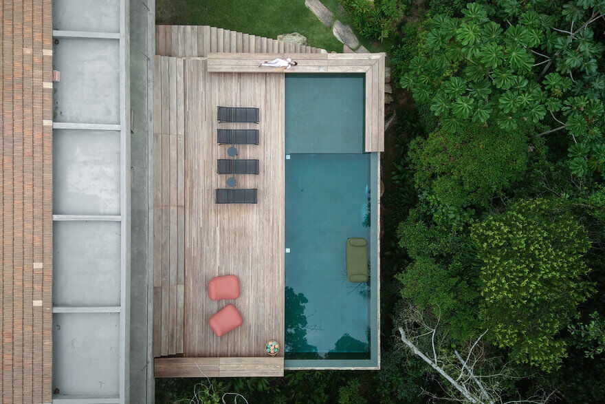pool - Floating House by Gui Mattos