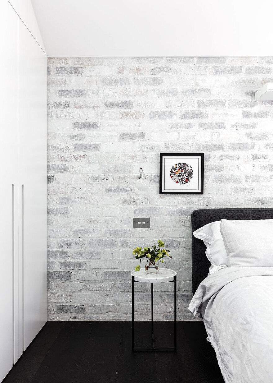 bedroom with brick wall / Benn & Penna Architects