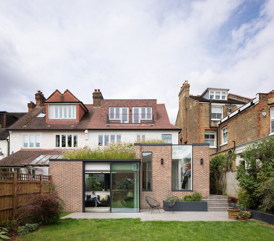 London Courtyard House Fully Refurbished by Fraher and Findlay