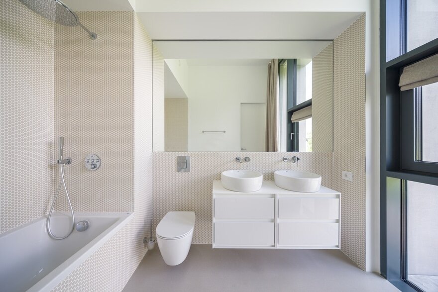 Dumbrava Vlasiei bathroom / ENE+ENE Arhitectura