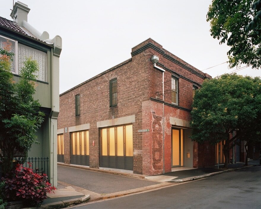Adaptive Reuse of a Former Warehouse / Ian Moore Architects