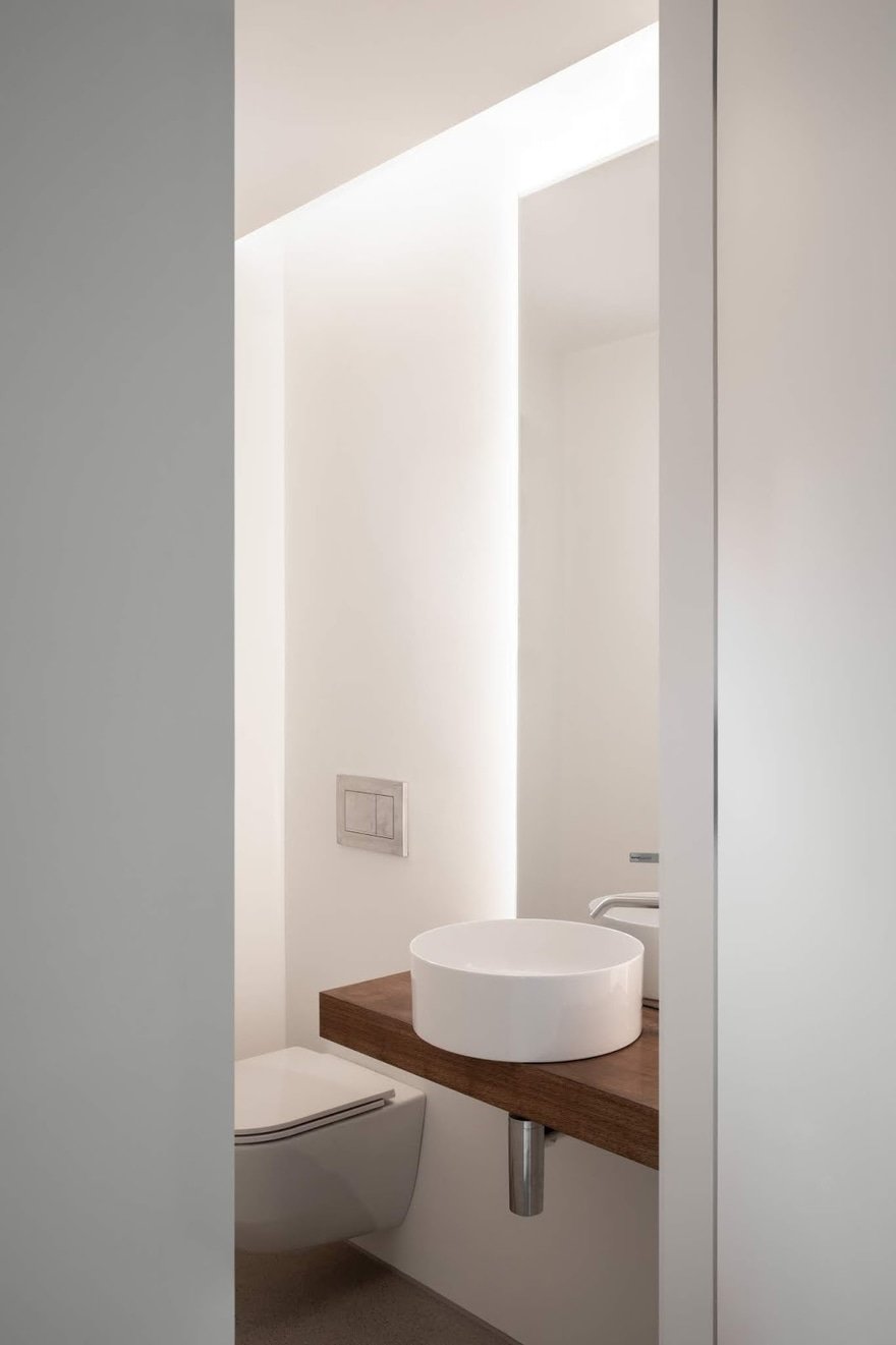 bathroom, Commugny, Switzerland / Javier Müller