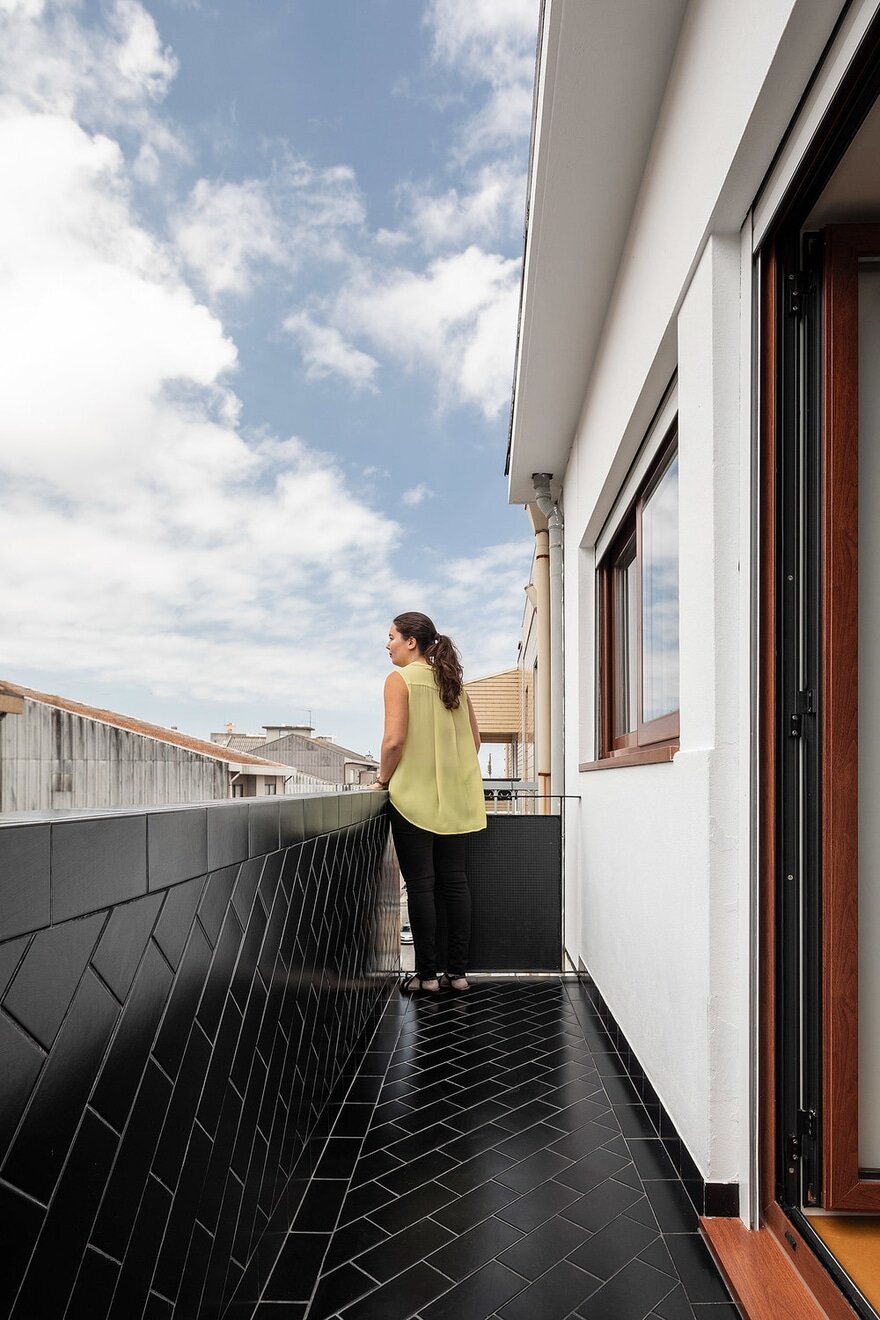 bedroom balcony / Hinterland Architecture Studio