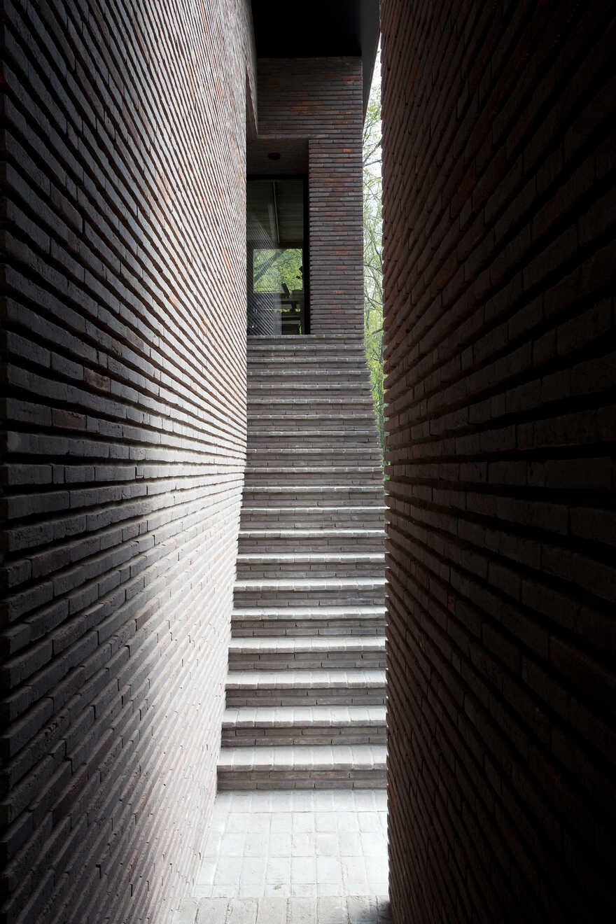 A Belgian Open House that Hides Behind an Oriental Brick-Curtain
