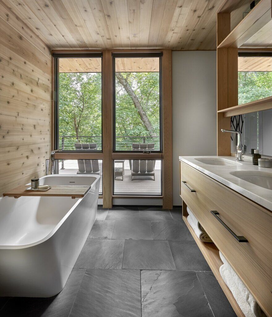 bathroom, Searl Lamaster Howe Architects