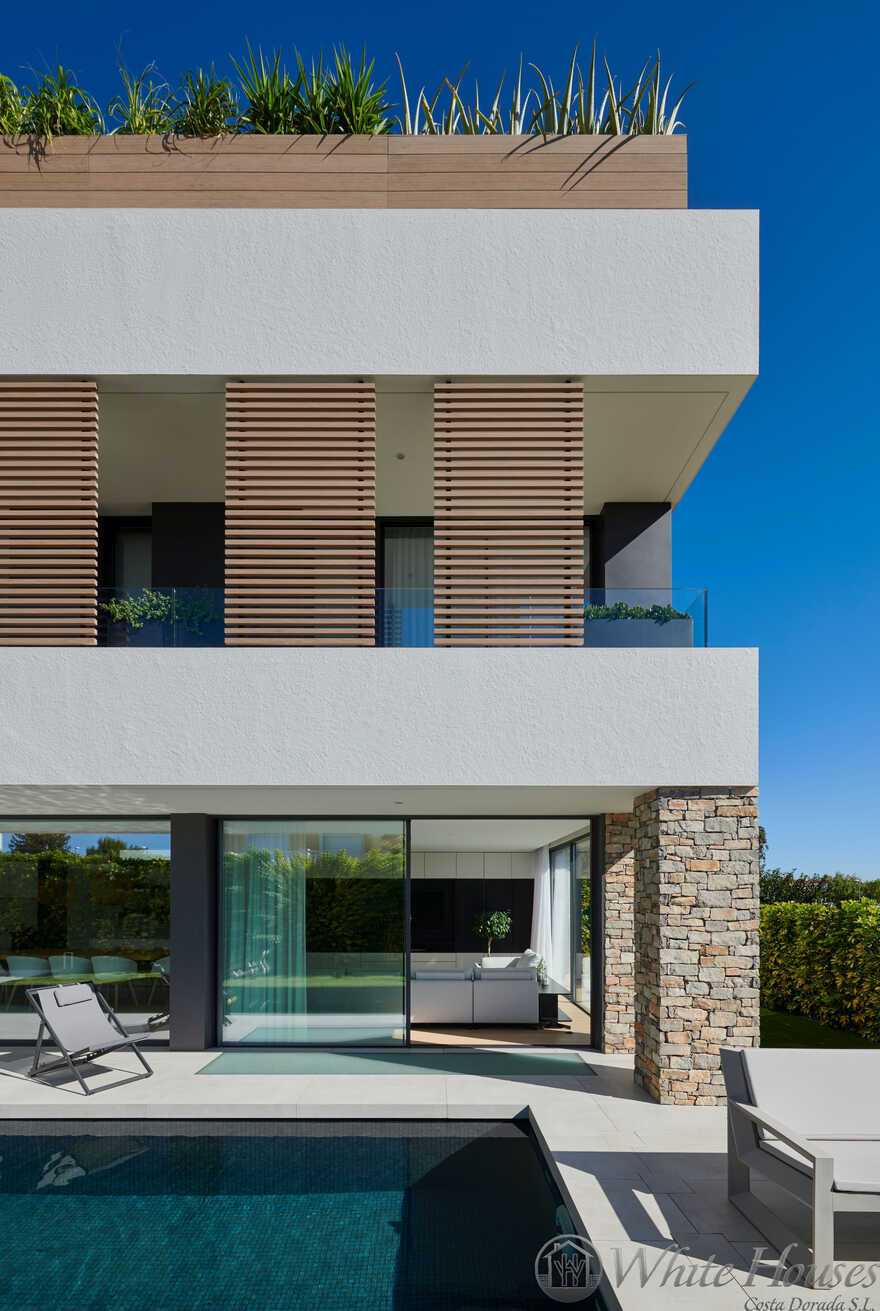 Contemporary Single-Family Villa in the Beautiful Coastal Spanish Village Cambrils
