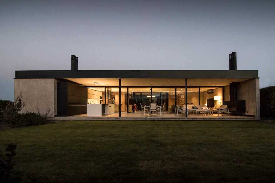 One Level House in Mendoza That Combines Green Elements with Modern Ergonomics