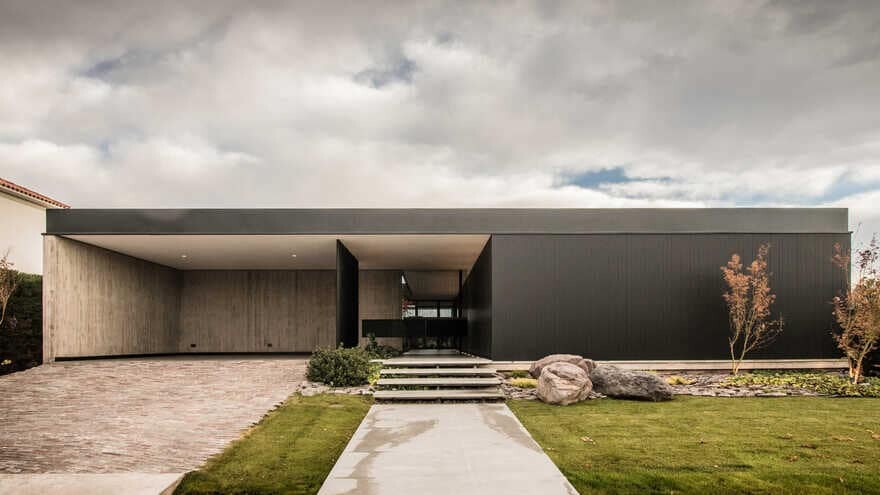 One Level House in Mendoza That Combines Green Elements with Modern Ergonomics
