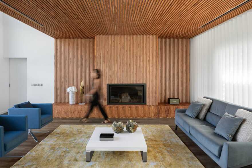 living room with fireplace / Frari – Architecture Network