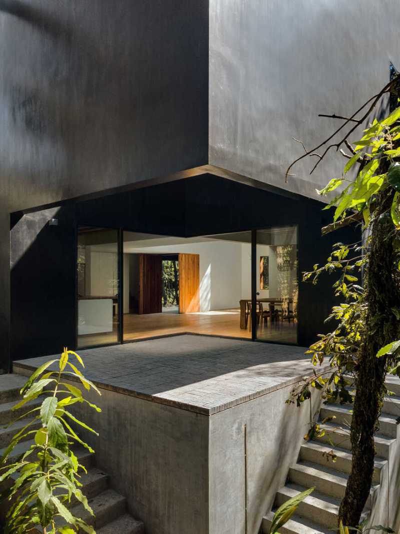 Tlalpuente House Nestled in a Forest in Southern Mexico City