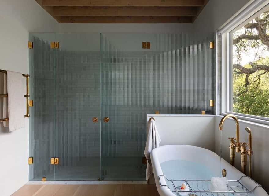 bathroom, Texas / Tim Cuppett Architects