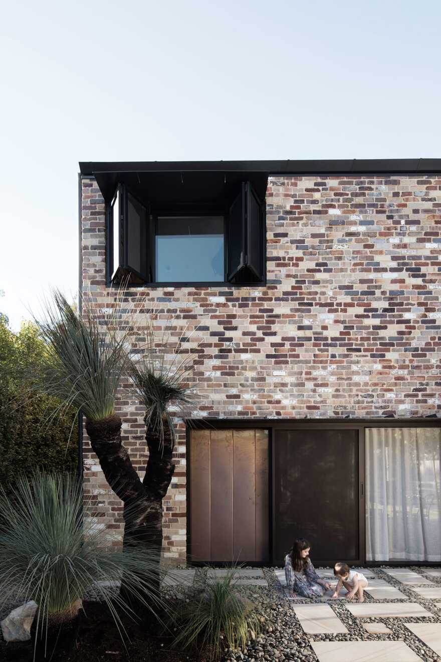 Brick Courtyard House / Youssofzay + Hart