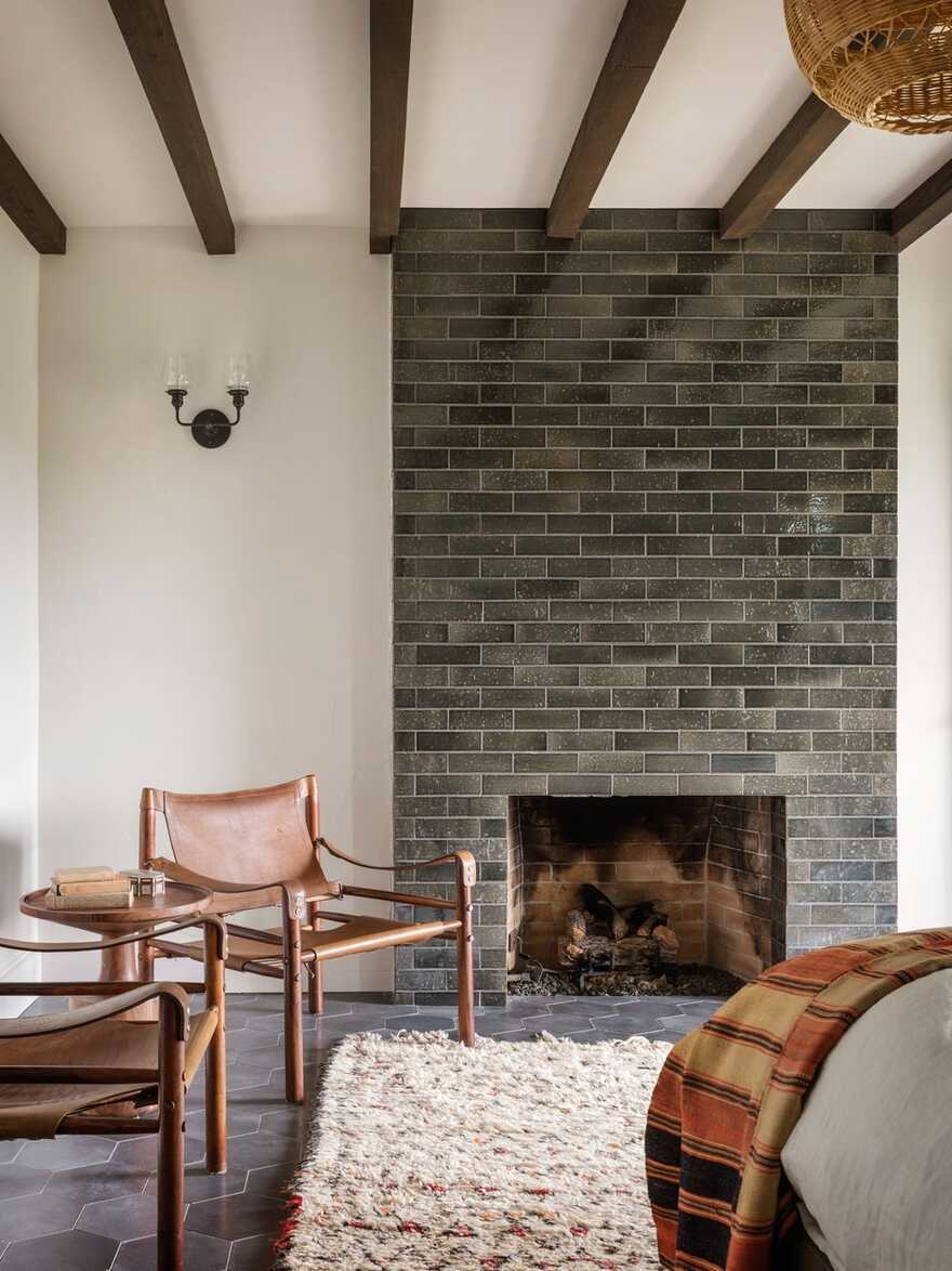 bedroom, fireplace / Jessica Helgerson Interior Design
