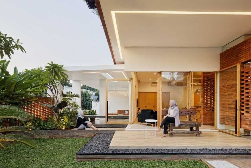 Flick House, Cinere, Indonesia / Delution Design Revolution