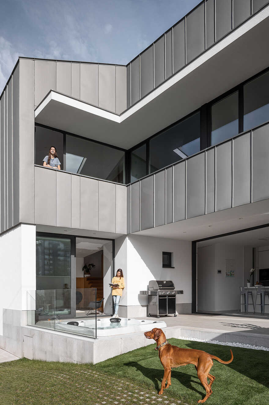 Madreselva House / David Olmos Arquitectos