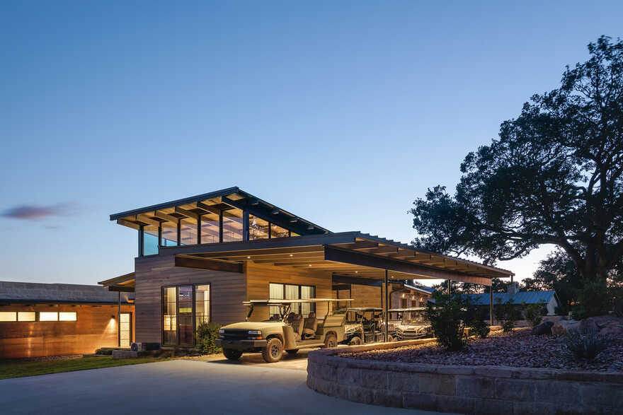 Marble Falls Modern Ranch / J Christopher Architecture