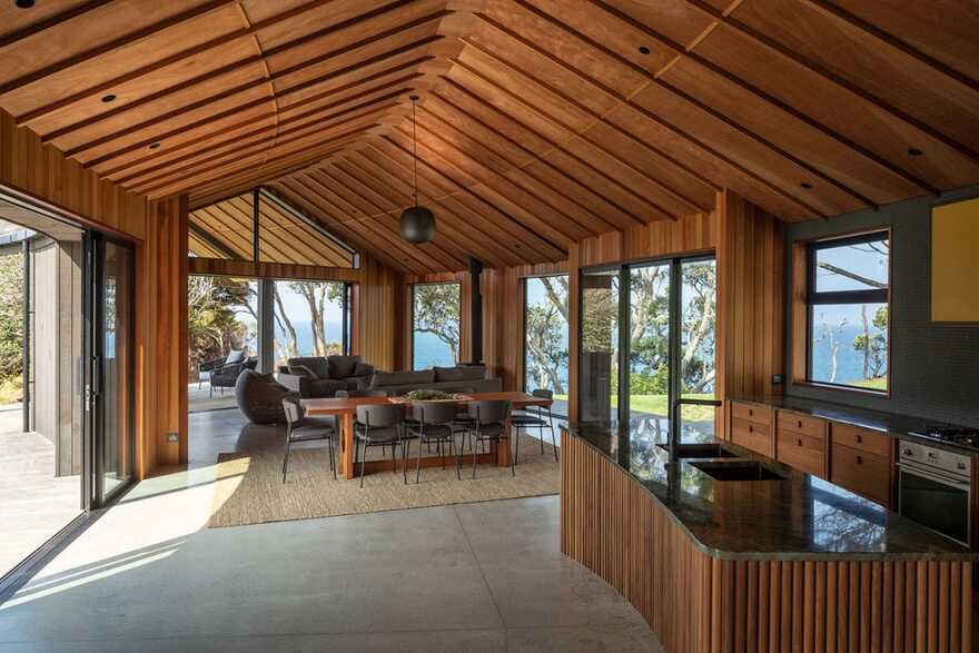 Matapouri Road House / Belinda George Architects