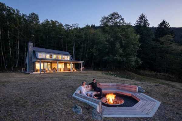 Outward Bound, a Renovated Waterfront Retreat by Heliotrope Architects