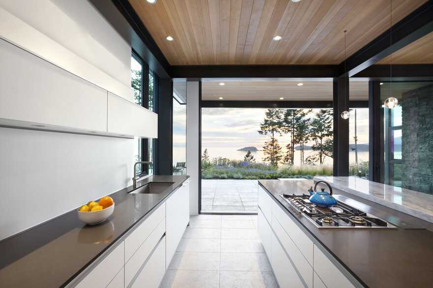 kitchen, Bowen Island’s West Coast / Frits de Vries Architects