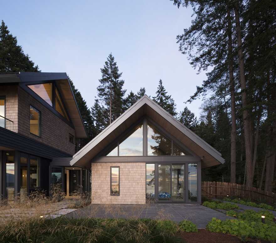guest house, Bowen Island’s West Coast / Frits de Vries Architects