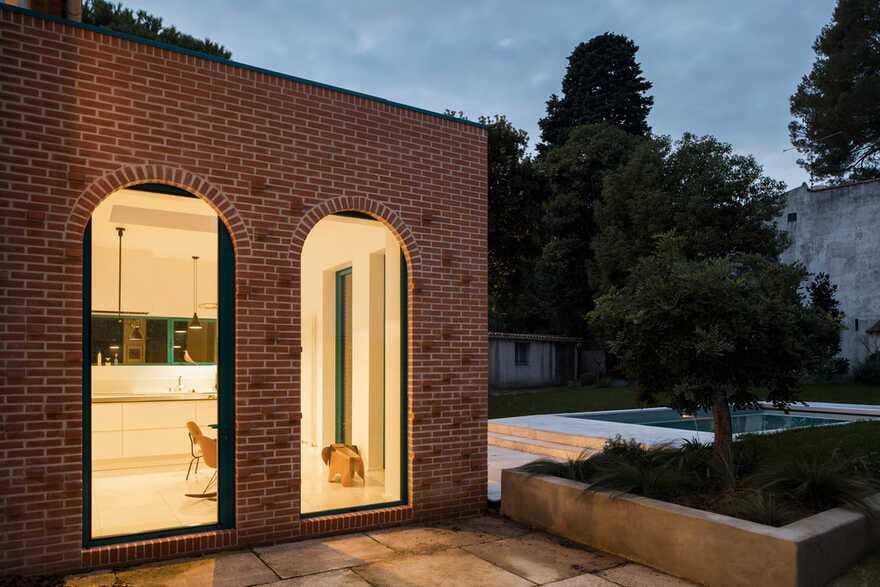 MON House & Brick Extension / (ma!ca) architecture