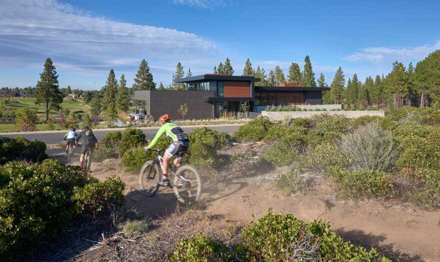 Trailhead House, a Base for Outdoor Adventures in Central Oregon