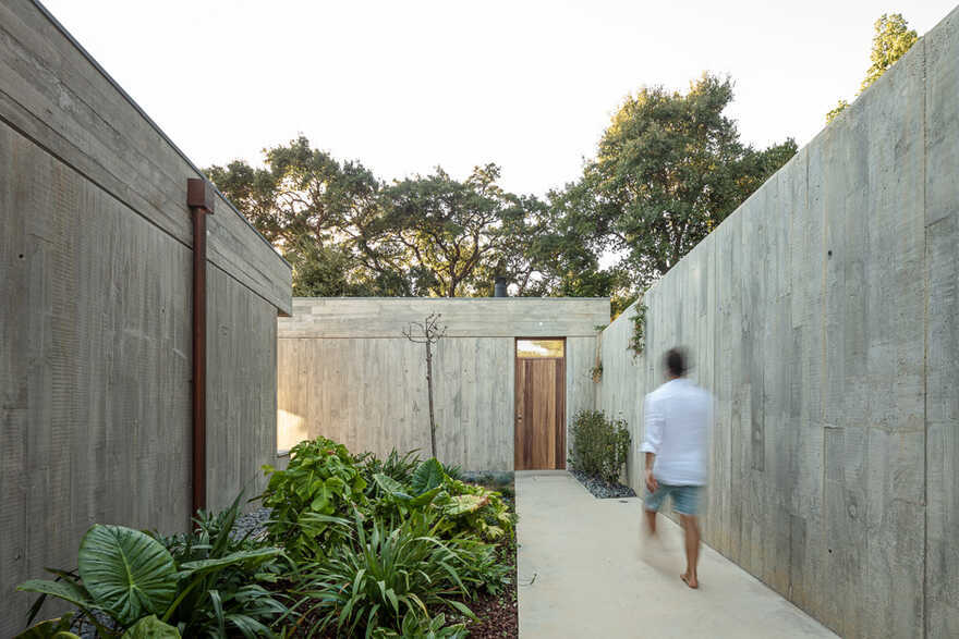 House for a Buddhist / Pereira Miguel Arquitectos