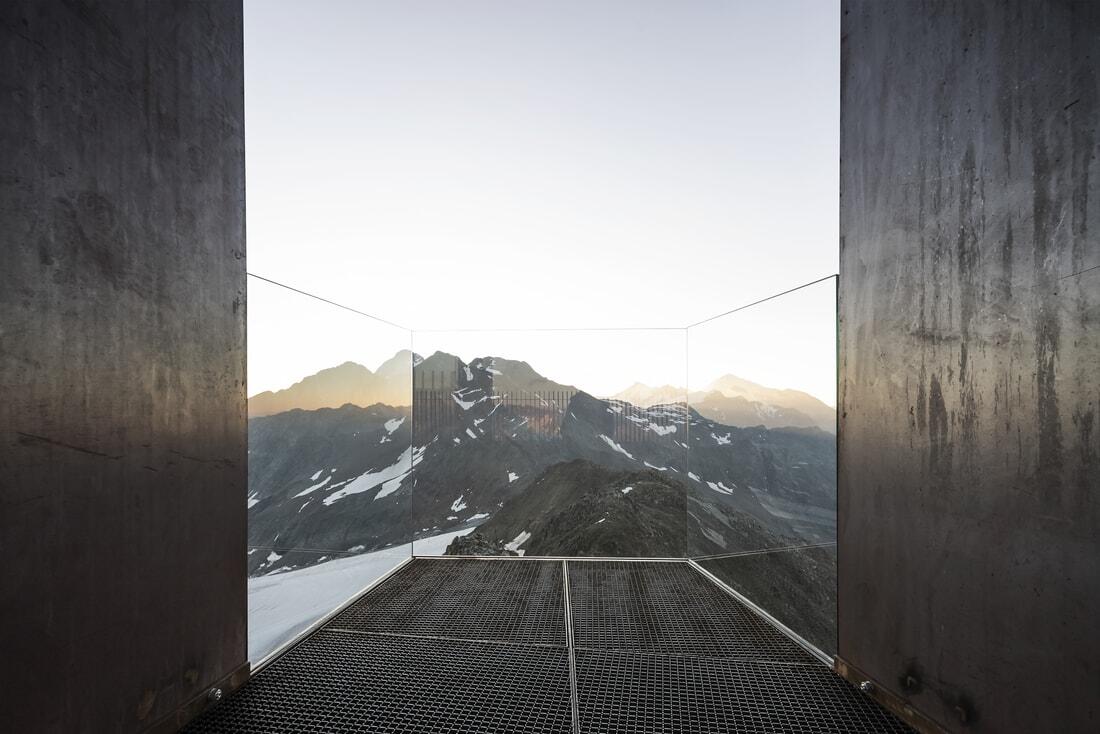 Viewing Platform Ötzi Peak 3251m: Reaching the Pea