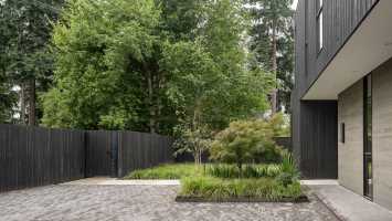 Yo-Ju Courtyard House Looks Inward in the Clyde Hill Neighborhood of Bellevue
