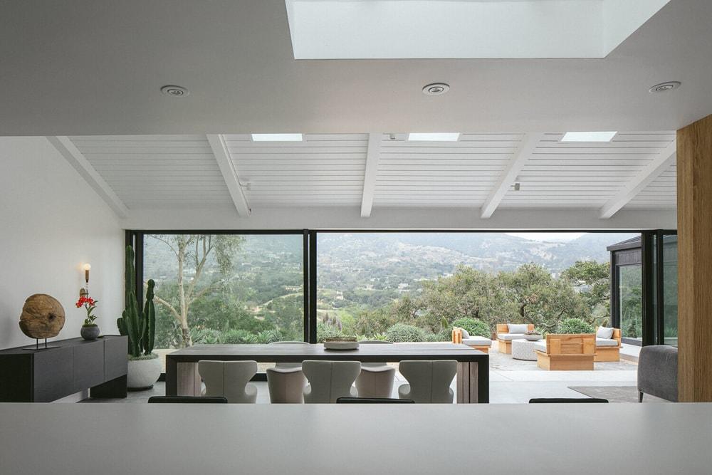 Santa Barbara Small Residence Featuring an Expansive Glass Openings