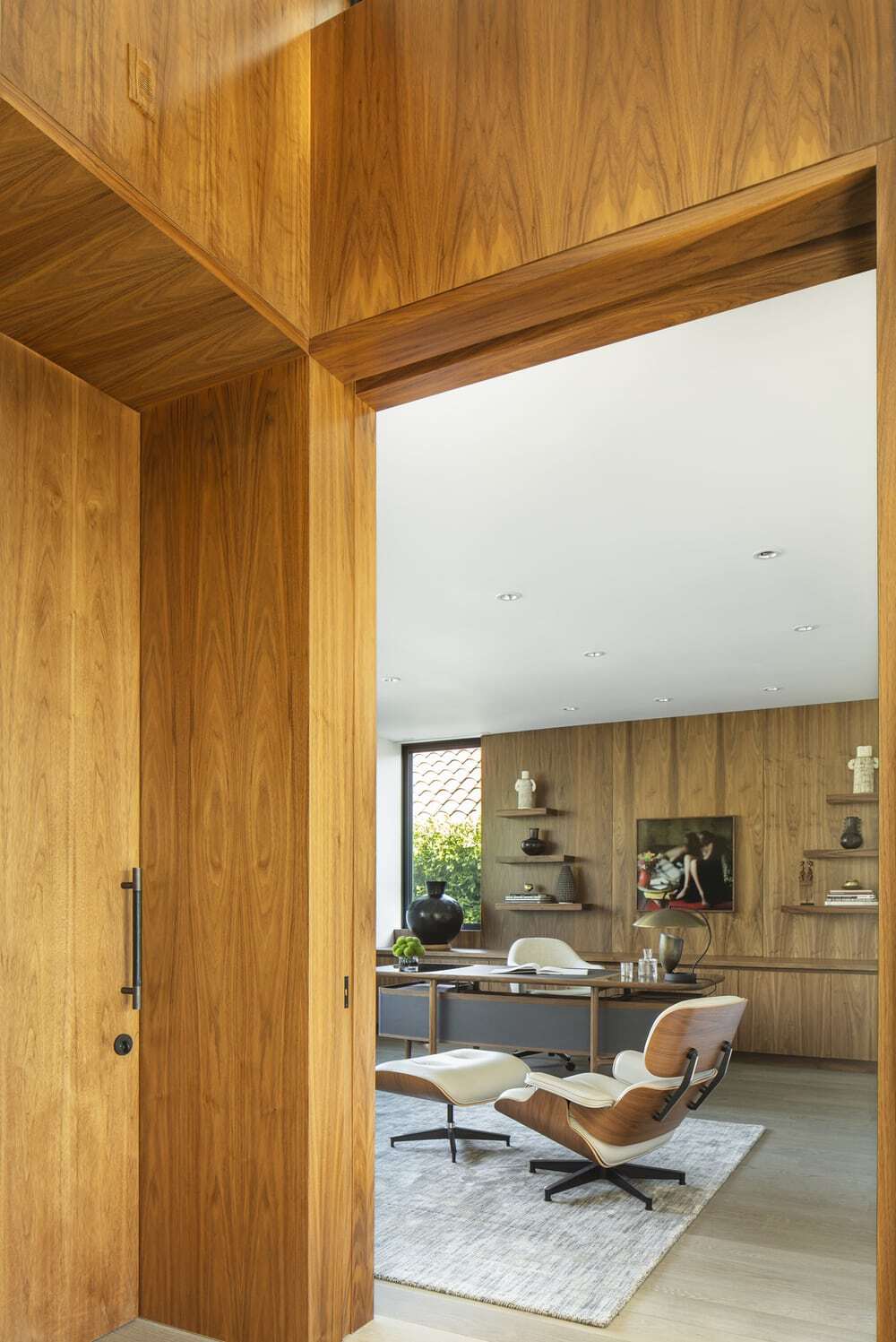 Project: Lush Beverly Hills Bungalow Architects: Abramson Architects Interior Design: Magni Kalman Design Construction: MODAA Construcion Location: Beverly Hills, California, United States Size: 2,500 sq ft Completion date: 2020 Photo Credits: Manolo Langis Text and Photos: Courtesy of Abramson Architects
