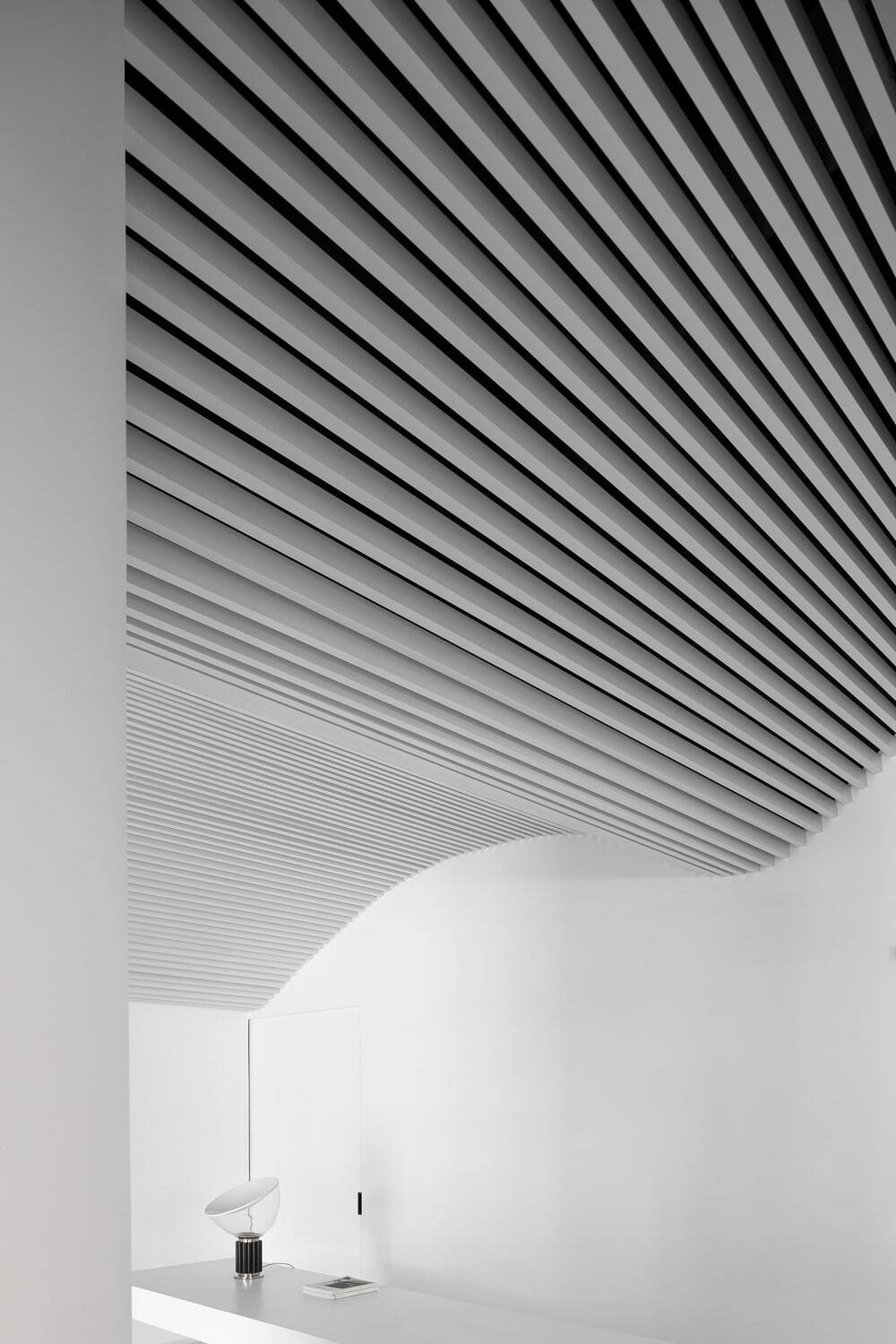 Runxuan Textile Office - A Pure White Space Filled with Rhythm