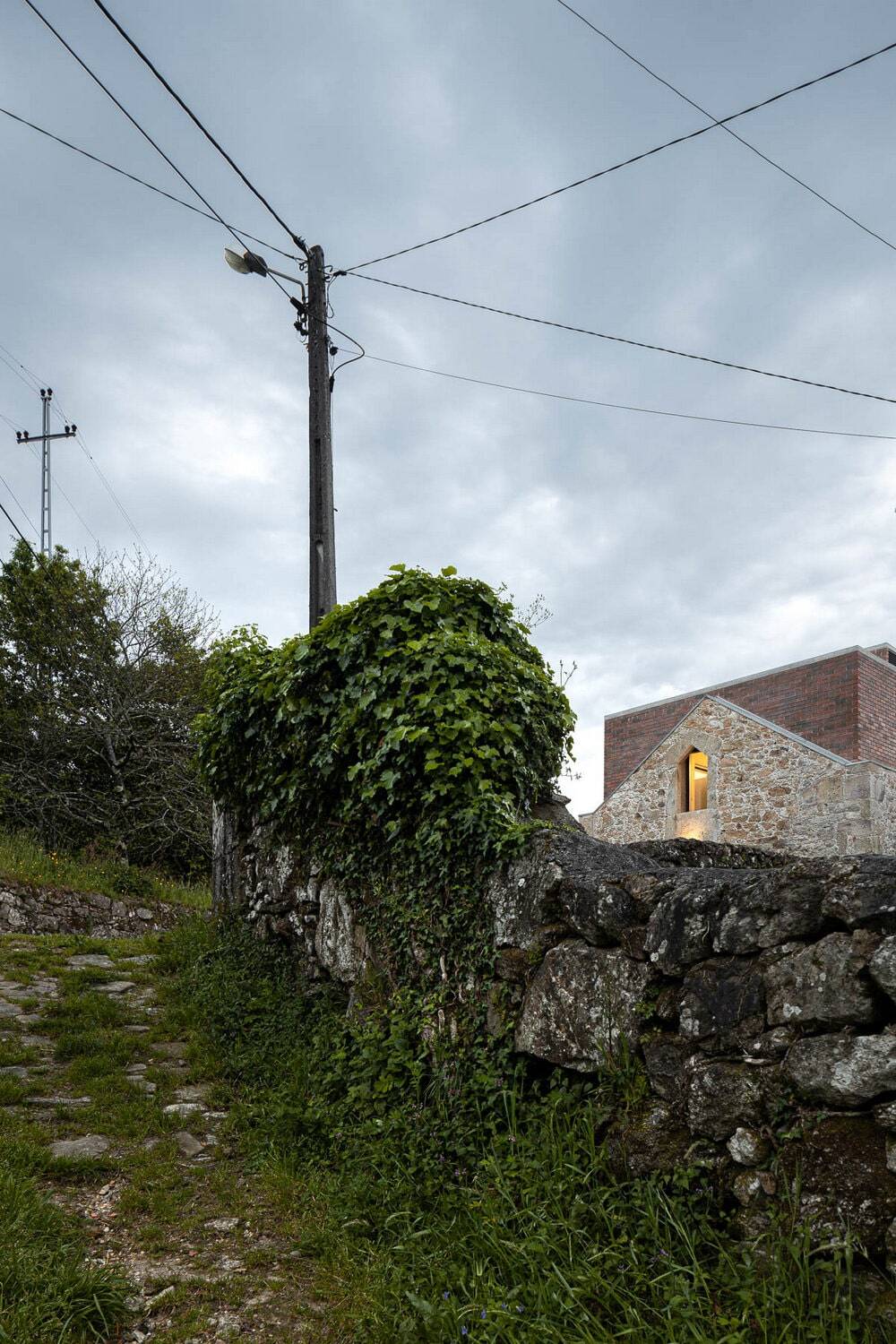 A House Inside a Ruin - Rehabilitation Project by Tiago Sousa
