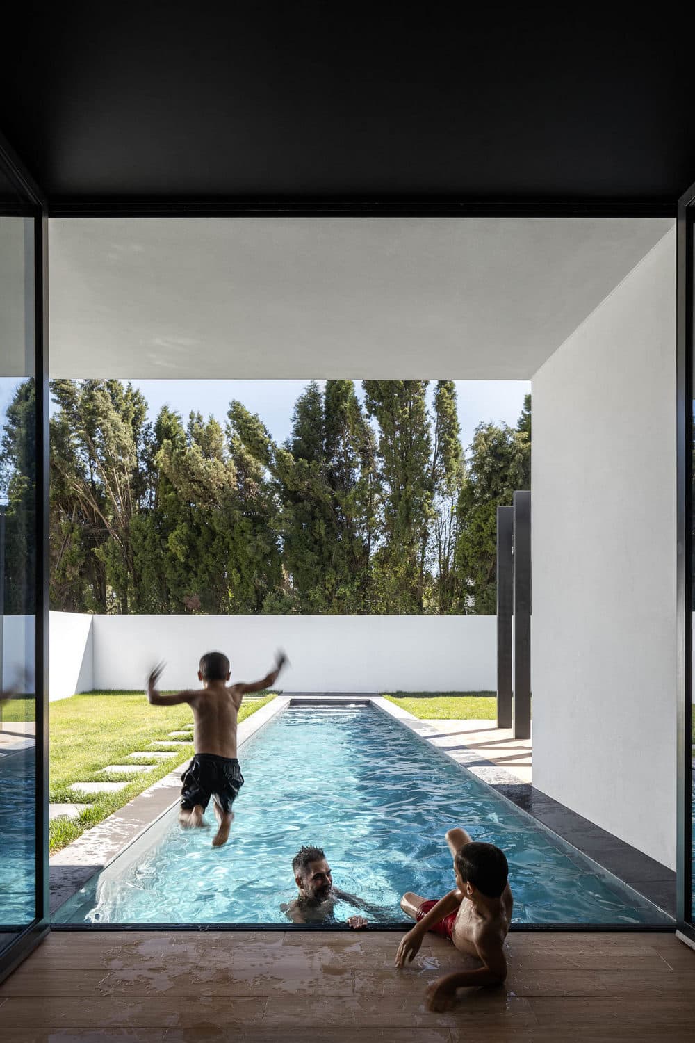 Casa Diagonal - When a Pool Enter Inside a Home